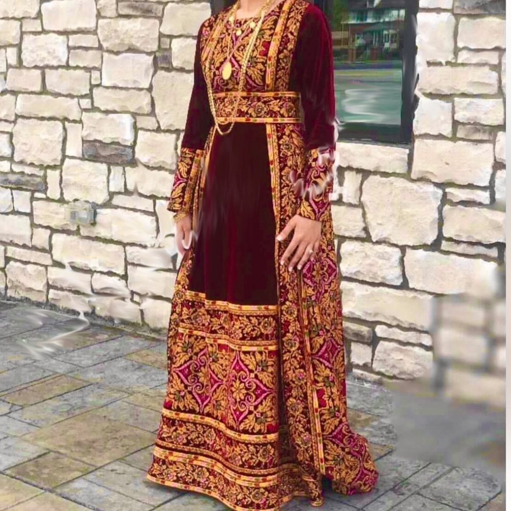 Henna Wedding Thobe that comes with detachable skirt belt. Only worn once.